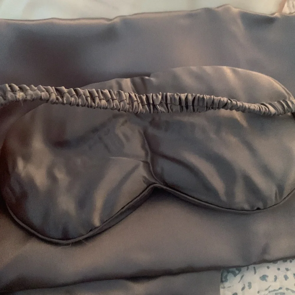 Satin pillowcases and eye mask - Picture 7 of 9